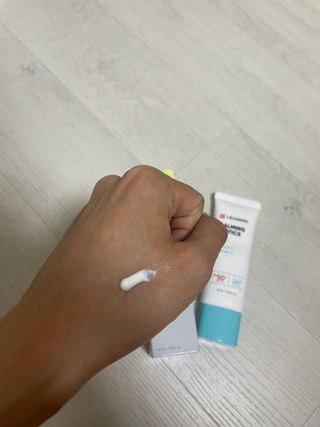 리더스코스메틱 리더스 카밍 바이오틱스 선 에센스 SPF 50+ PA++++ — 5점을 준 리뷰어가 2022년 5월 올린 사용 사진