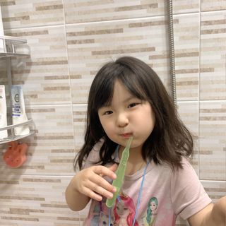 치과에서 쓰는 치약 _ 라벨제로 저불소 꼬마, 키즈, 유아, 베이비, 주니어 안전한 어린이치약 — 5점을 준 리뷰어가 2022년 11월 올린 사용 사진