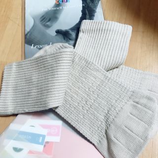 카우아이 필라테스 기어 / 스튜디오 운동을 도와주는 일체형 논슬립 발가락 양말 — 5점을 준 리뷰어가 2021년 2월 올린 사용 사진