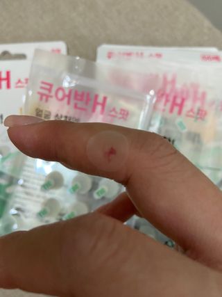 [큐어반H 스팟] 자외선 99프로 차단되는 스틱타입 스팟밴드(1팩 / 66매입) — 5점을 준 리뷰어가 2022년 11월 올린 사용 사진