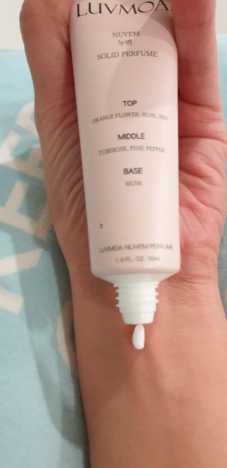 러브모아 향수 고체향수 승무원 고체향수 바르는 향수 니치향수 도손 우드세이지 앤 씨솔트 — 5점을 준 리뷰어가 2022년 11월 올린 사용 사진