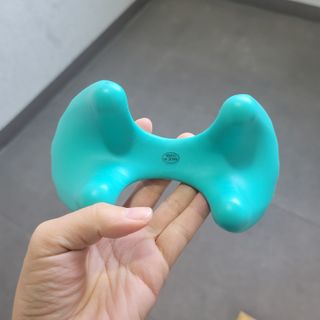 힐니스북 [힐마이넥]   거북목 통증완화를 위한 휴대용 목 안마기 — 5점을 준 리뷰어가 2022년 12월 올린 사용 사진