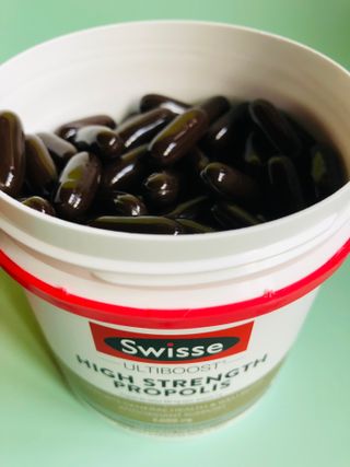 Swisse 스위스 고함량 프로폴리스 2,000mg 210정 — 5점을 준 리뷰어가 2021년 11월 올린 사용 사진