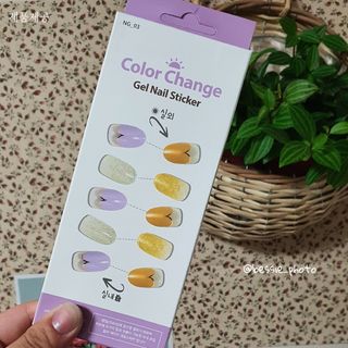 [네일가게] 햇빛에 닿으면 색이 변하는 신기한 햇살 반전 네일스티커 — 3점을 준 리뷰어가 2021년 8월 올린 사용 사진