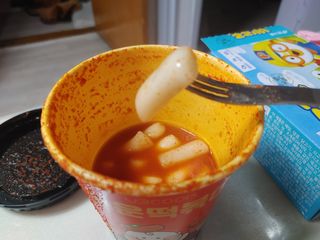 유비쿡 컵떡볶이 매운컵떡볶이2개/ 짜장컵떡볶이 2개  총 4개세트 — 5점을 준 리뷰어가 2021년 3월 올린 사용 사진