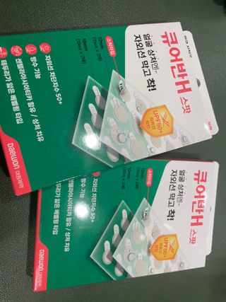 [큐어반H 스팟] 자외선 99프로 차단되는 스틱타입 스팟밴드(1팩 / 66매입) — 5점을 준 리뷰어가 2022년 11월 올린 사용 사진