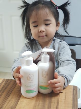 mom e 맘이 내추럴 베이비 케어 샴푸앤바스+로션 — 5점을 준 리뷰어가 2021년 1월 올린 사용 사진