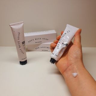 멈칫(MUMCHIT) 넥퍼퓸 NECKPERFUME 2가지 향 — 5점을 준 리뷰어가 2021년 12월 올린 사용 사진