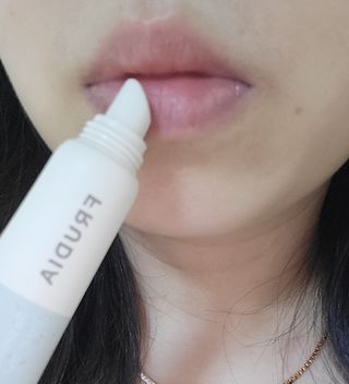 [후르디아] 올리브영 착한보습 비건 립버터 2종 — 5점을 준 리뷰어가 2021년 12월 올린 사용 사진