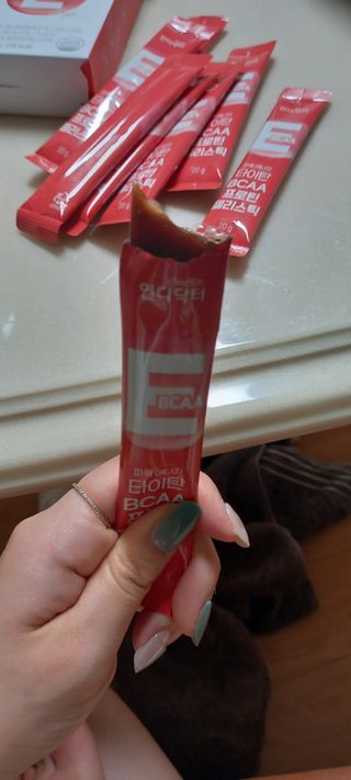 [인디닥터] 타이탄 BCAA 프로틴 젤리스틱 — 3점을 준 리뷰어가 2022년 5월 올린 사용 사진