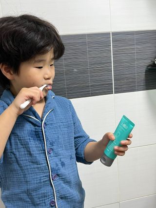 치과에서 쓰는 치약 _ 라벨제로 저불소 꼬마, 키즈, 유아, 베이비, 주니어 안전한 어린이치약 — 4.5점을 준 리뷰어가 2022년 11월 올린 사용 사진