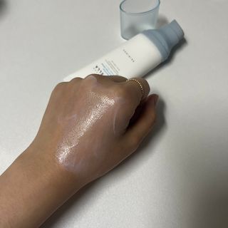 [스킨1004] 마다가스카르 센텔라 히알루-시카 워터핏 선세럼 50ml — 5점을 준 리뷰어가 2024년 5월 올린 사용 사진