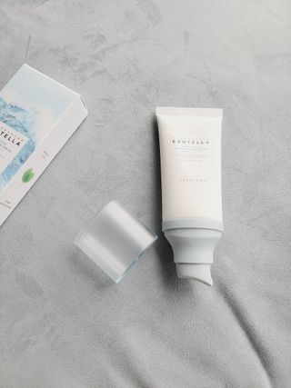 [스킨1004] 마다가스카르 센텔라 히알루-시카 워터핏 선세럼 50ml — 5점을 준 리뷰어가 2024년 5월 올린 사용 사진