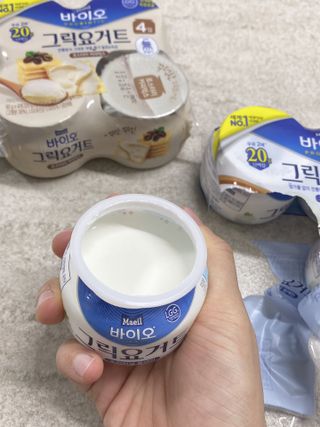 매일바이오 그릭요거트 오리지널 플레인 4개, 로스터리 커피믹스 4개 — 5점을 준 리뷰어가 2021년 12월 올린 사용 사진