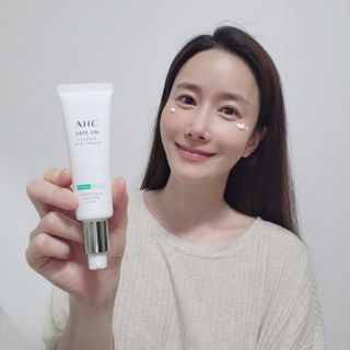 [AHC] 세이프온 에센스 선크림 올리브영 스페셜 증정 기획세트 — 5점을 준 리뷰어가 2022년 6월 올린 사용 사진