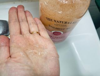 벨먼 내추럴스파 수분광채 스크럽 바디워시 600ml 5종 — 5점을 준 리뷰어가 2022년 5월 올린 사용 사진