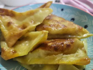 (주)성경순만두 곤약만두.콘치즈만두,삼각당면만두,당면 야끼만두,대구전통 납작만두,떡뽁이 매콤소스,달콤소스 — 5점을 준 리뷰어가 2023년 4월 올린 사용 사진