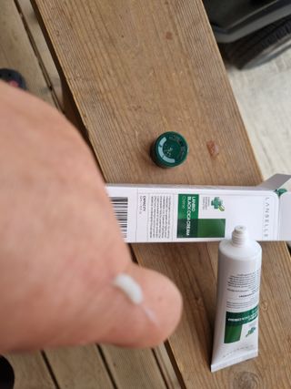 랑벨 랑바이오 블랙 시카 크림 50ml(블랙비 프로폴리스, 시카 4종, 판테놀 10 함유) — 5점을 준 리뷰어가 2022년 6월 올린 사용 사진