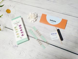 [네일가게] 햇빛에 닿으면 색이 변하는 신기한 햇살 반전 네일스티커 — 5점을 준 리뷰어가 2021년 8월 올린 사용 사진