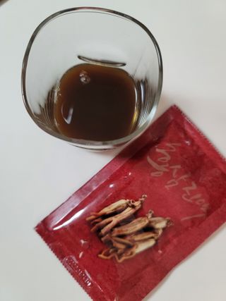 서울약사신협_프리미엄 6년근 홍삼진액_70mlx30포 — 5점을 준 리뷰어가 2021년 2월 올린 사용 사진