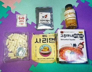더밥  고추마녀 라볶이 +  나이스미 무설탕 현미후레이크 — 5점을 준 리뷰어가 2021년 10월 올린 사용 사진