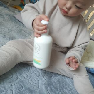mom e 맘이 내추럴 베이비 케어 샴푸앤바스+로션 — 5점을 준 리뷰어가 2021년 2월 올린 사용 사진