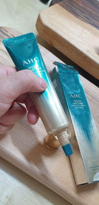 [NEW 탄력유턴 아이크림] AHC 유스 래스팅 리얼 아이크림 포 페이스 — 5점을 준 리뷰어가 2021년 4월 올린 사용 사진