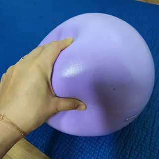 [트라택] 홈 필라테스 SET [미니짐볼+웨이트볼(0.5kg&1kg+요가블럭] — 5점을 준 리뷰어가 2022년 7월 올린 사용 사진