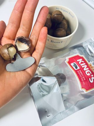 비나프렌즈 (구매평) 25년 햇 수확 알큰 프리미엄 껍질 까먹는 통 마카다미아 — 5점을 준 리뷰어가 2025년 8월 올린 사용 사진
