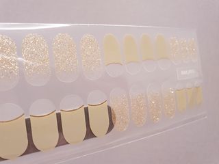 [네일가게] 햇빛에 닿으면 색이 변하는 신기한 햇살 반전 네일스티커_B — 3점을 준 리뷰어가 2021년 8월 올린 사용 사진