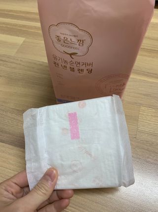 나무드 [유한킴벌리] 좋은느낌 유기농 순면 린넨블렌딩 생리대,롱라이너 중형 36매 1개 + 대형 32매 1개 — 5점을 준 리뷰어가 2021년 10월 올린 사용 사진