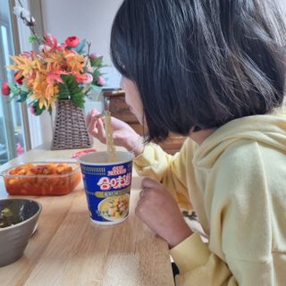 NISSIN 닛신 컵누들  4종 - 씨푸드오리지날, 씨푸드 스파이시, 씨푸드 커리, 씨푸드 XO소스 — 5점을 준 리뷰어가 2021년 10월 올린 사용 사진