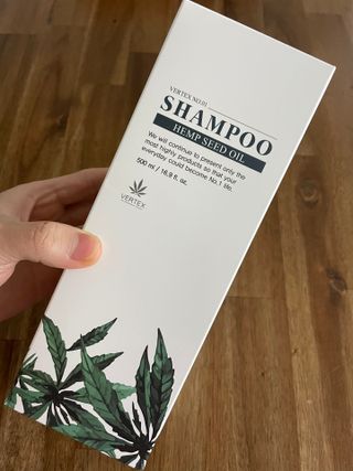 버텍스넘버원 버텍스 넘버원 햄프씨드오일 샴푸 — 5점을 준 리뷰어가 2022년 4월 올린 사용 사진