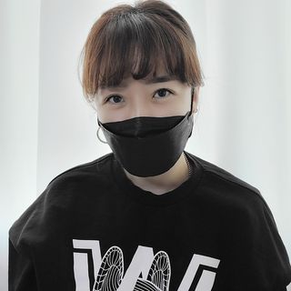 위케어 KF94 마스크 숨쉬기편한 귀안아픈마스크 국산원부자재 사용 식약처 승인 마스크 — 5점을 준 리뷰어가 2021년 3월 올린 사용 사진