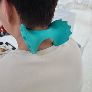 힐니스북 [힐마이넥]   거북목 통증완화를 위한 휴대용 목 안마기 — 4.5점을 준 리뷰어가 2022년 12월 올린 사용 사진