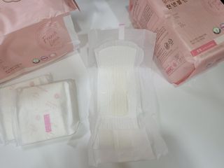 나무드 [유한킴벌리] 좋은느낌 유기농 순면 린넨블렌딩 생리대,롱라이너 중형 36매 1개 + 대형 32매 1개 — 5점을 준 리뷰어가 2021년 10월 올린 사용 사진