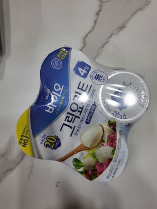매일바이오 그릭요거트 오리지널 플레인 4개, 로스터리 커피믹스 4개 — 5점을 준 리뷰어가 2021년 12월 올린 사용 사진