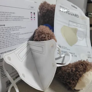 애니가드키즈 새부리형 KF94  5컬러 각 10매입 [화이트, 블랙, 크리미베이지, 코튼핑크, 그레이] 3-6세 — 5점을 준 리뷰어가 2022년 2월 올린 사용 사진