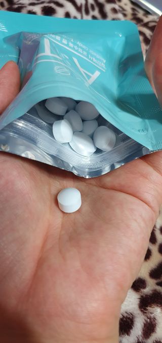 입 냄새 완화에 도움을 주는 에티켓 캔디 앳캔디 스트롱민트 — 5점을 준 리뷰어가 2021년 1월 올린 사용 사진