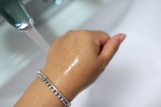 벨먼 내추럴스파 수분광채 스크럽 바디워시 600ml 5종 — 4.5점을 준 리뷰어가 2022년 5월 올린 사용 사진