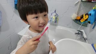 치과에서 쓰는 치약 _ 라벨제로 저불소 꼬마, 키즈, 유아, 베이비, 주니어 안전한 어린이치약 — 5점을 준 리뷰어가 2022년 11월 올린 사용 사진