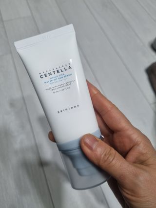 [스킨1004] 마다가스카르 센텔라 히알루-시카 워터핏 선세럼 50ml — 5점을 준 리뷰어가 2024년 5월 올린 사용 사진
