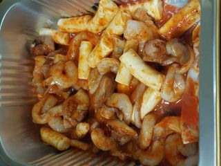 화끈한녀석들 새오똥400g 새우,오징어,똥집 볶음요리 소스,밀떡, 참기름 포함 — 4점을 준 리뷰어가 2022년 12월 올린 사용 사진