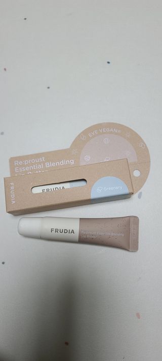 [후르디아] 올리브영 착한보습 비건 립버터 2종 — 5점을 준 리뷰어가 2021년 12월 올린 사용 사진