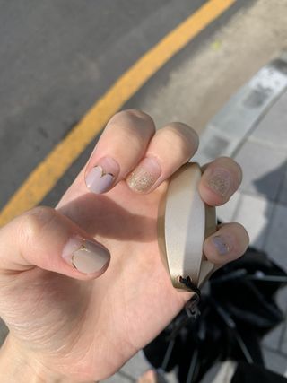 [네일가게] 햇빛에 닿으면 색이 변하는 신기한 햇살 반전 네일스티커 — 4점을 준 리뷰어가 2021년 8월 올린 사용 사진