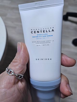 [스킨1004] 마다가스카르 센텔라 히알루-시카 워터핏 선세럼 50ml — 4.5점을 준 리뷰어가 2024년 5월 올린 사용 사진