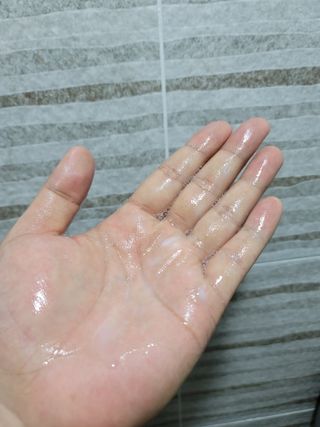 유메이 웰니스 샴푸 + 유메이 스칼프 브러쉬 — 5점을 준 리뷰어가 2022년 4월 올린 사용 사진