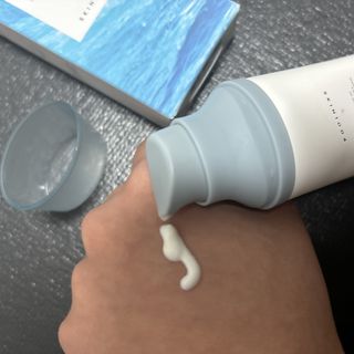 [스킨1004] 마다가스카르 센텔라 히알루-시카 워터핏 선세럼 50ml — 4.5점을 준 리뷰어가 2024년 5월 올린 사용 사진