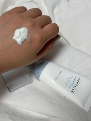 [스킨1004] 마다가스카르 센텔라 히알루-시카 워터핏 선세럼 50ml — 5점을 준 리뷰어가 2024년 5월 올린 사용 사진