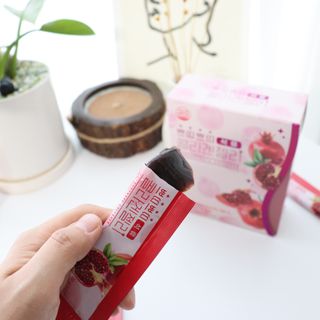 헬스업_쁘띠쁘띠석류콜라겐젤리_20g x 14포 — 5점을 준 리뷰어가 2021년 2월 올린 사용 사진